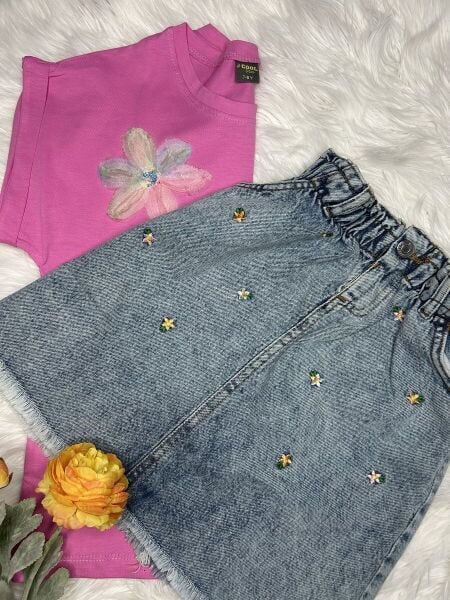 Çiçek Desenli Pembe Tişört & Nakışlı Kot Etek Takımı